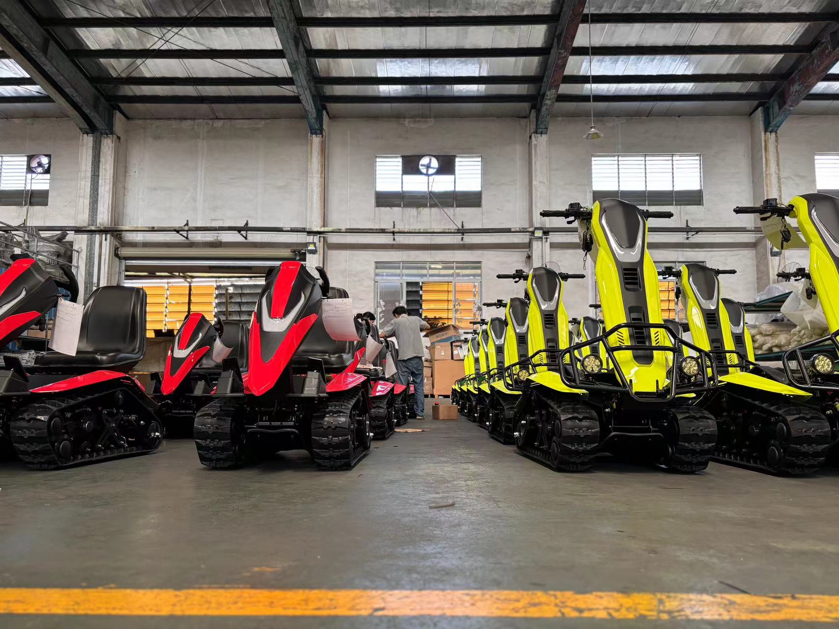 Snowmobile'nin yeni partiyası (ETV tankı) istehsal xəttindən kənarda qalır